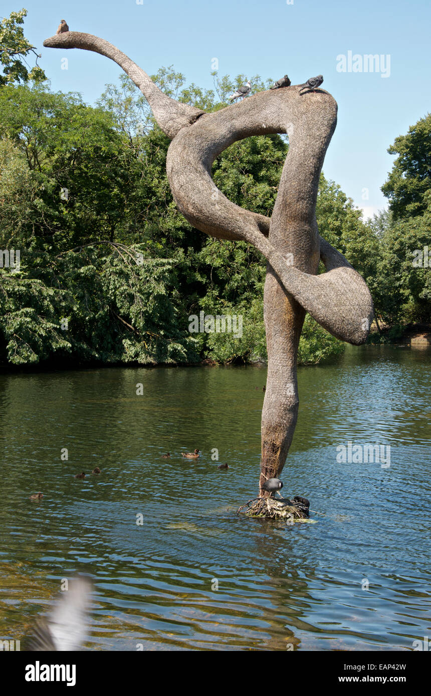 Ernö Bartha scultura di un uccello in Victoria Park Lake, a est di Londra. Foto Stock