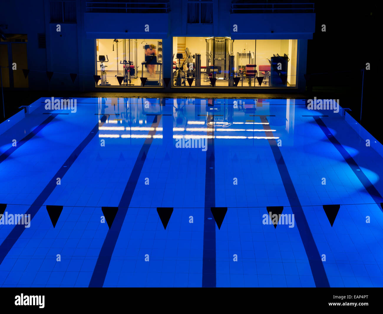 La palestra e la Piscina di notte Foto Stock