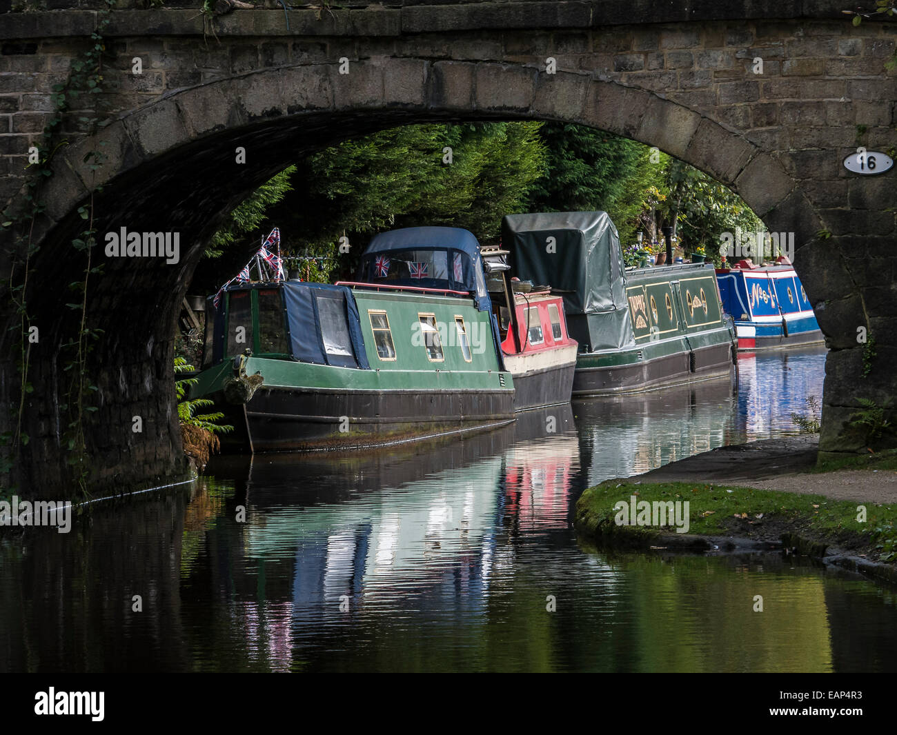 Una vista lungo il canale di Rochdale, Hebden Bridge, West Yorkshire Foto Stock