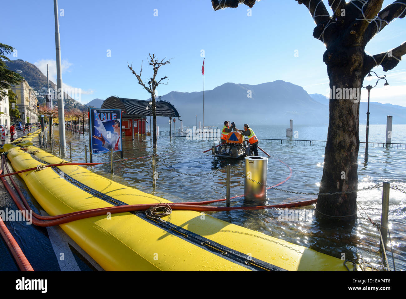 Lugano, Svizzera. 18 Novembre, 2014. Il lago di Lugano inondazioni. Le persone della protezione civile il pompaggio di acqua di inondazione del lago di Lugano in Svizzera Credit: Stefan Ember/Alamy Live News Foto Stock