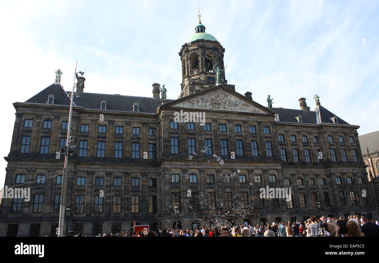 Grande folla di fronte al XVII secolo Paleis op de Dam/Palazzo Reale di Amsterdam in piazza Dam, bolle di sapone che si elevano fino Foto Stock