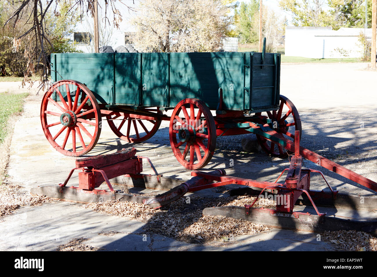 Il vecchio cavallo di legno disegnati farm di carro e slitta bengough Saskatchewan Canada Foto Stock