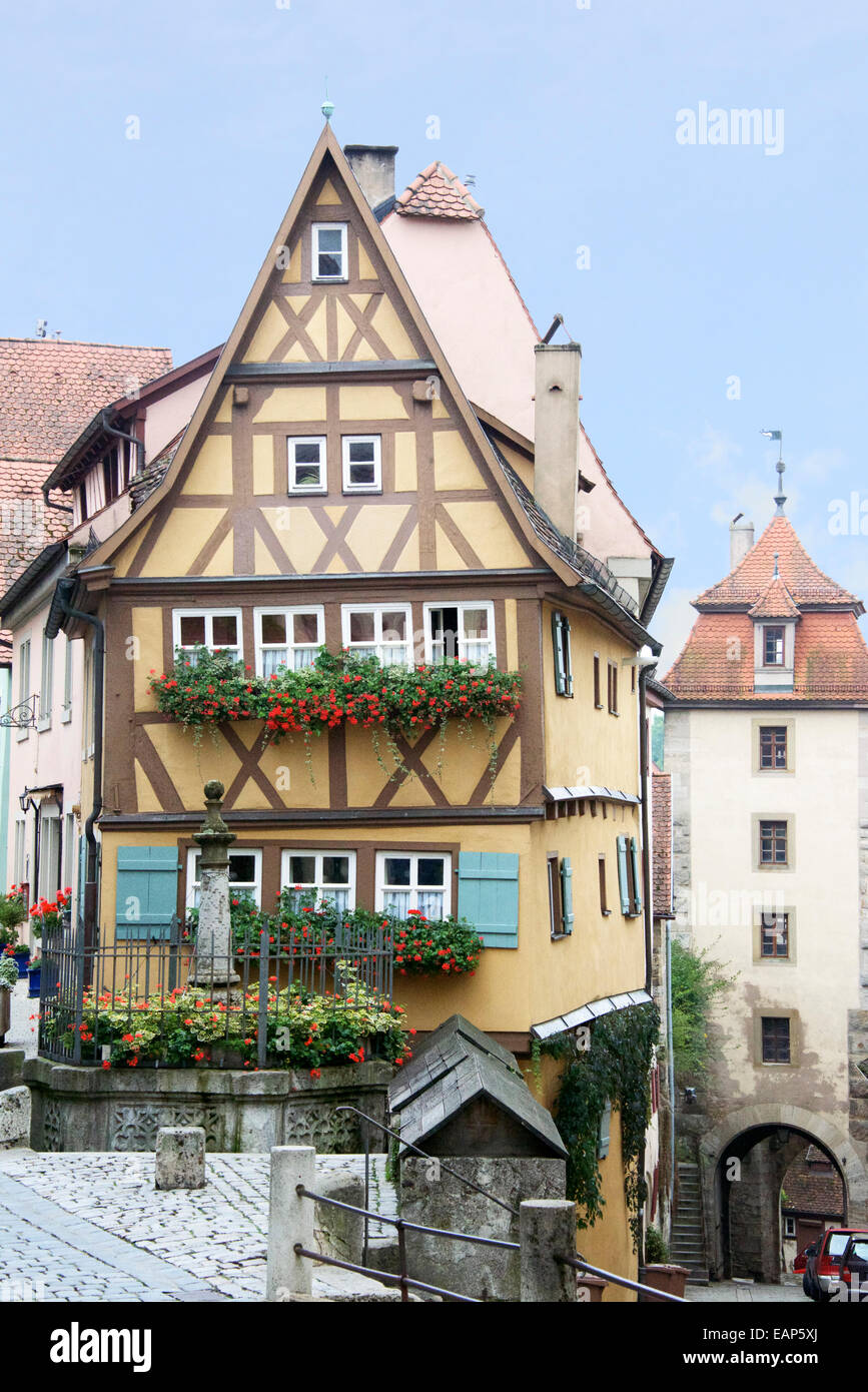 Metà edificio con travi di legno e la vecchia torre di Rothenburg ob der Tauber Germania Foto Stock