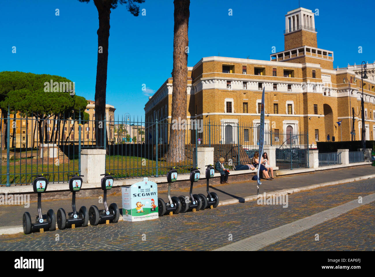 Segway Biciclette punto, accanto a Castel Sant'Angelo, con il Tribunale di Sorveglianza edificio in background, quartiere Prati di Roma, Foto Stock