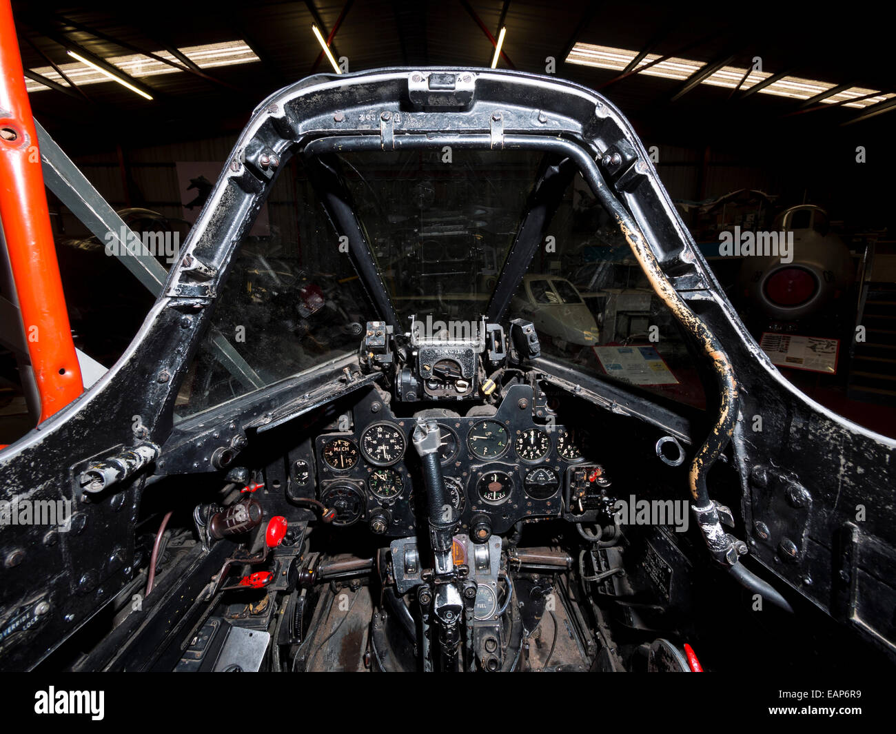Il cockpit di un degli anni cinquanta vintage RAF Meteor jet da combattimento Foto Stock