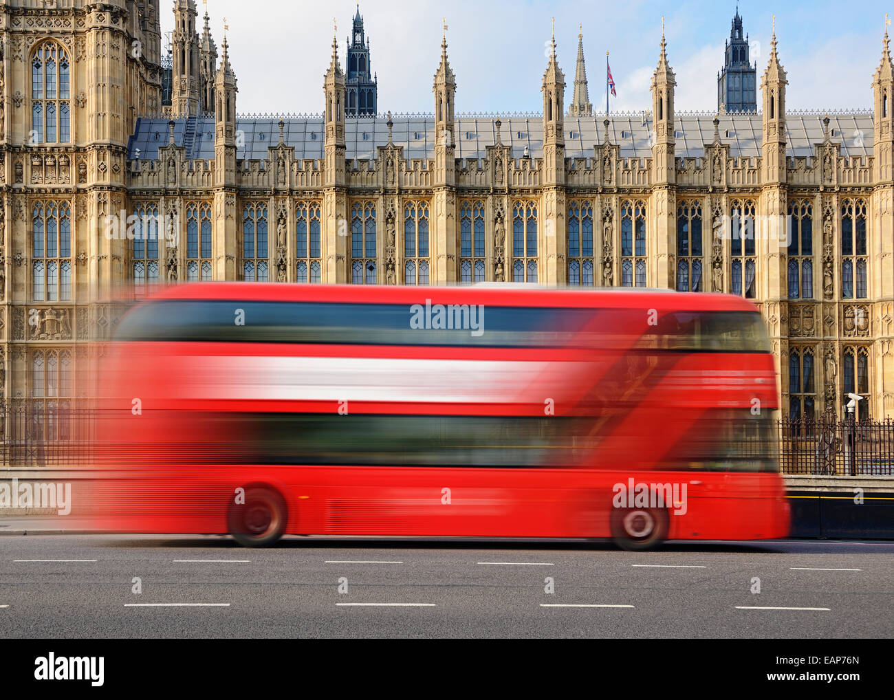 London bus che va oltre le case del Parlamento, Westminster, London, Regno Unito. Foto Stock