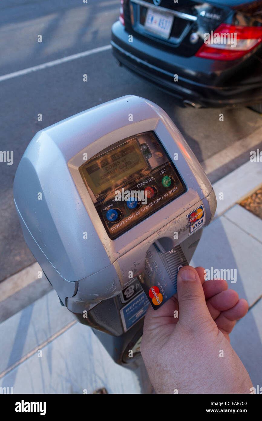Stati Uniti d'America pagando un parchimetro con una carta di credito senza contanti utilizzando una radio-rete mesh Foto Stock
