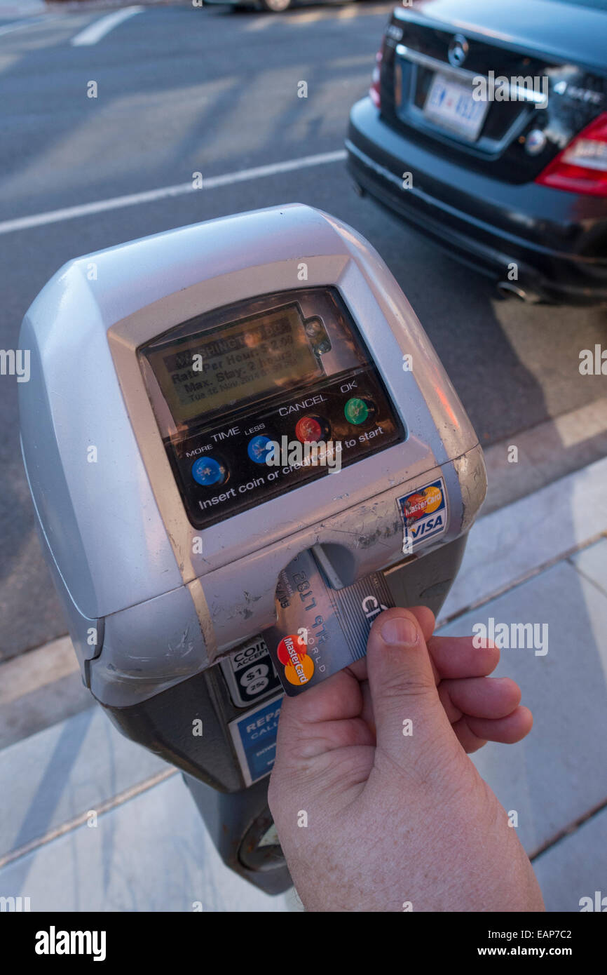 Stati Uniti d'America pagando un parchimetro con una carta di credito senza contanti utilizzando una radio-rete mesh Foto Stock