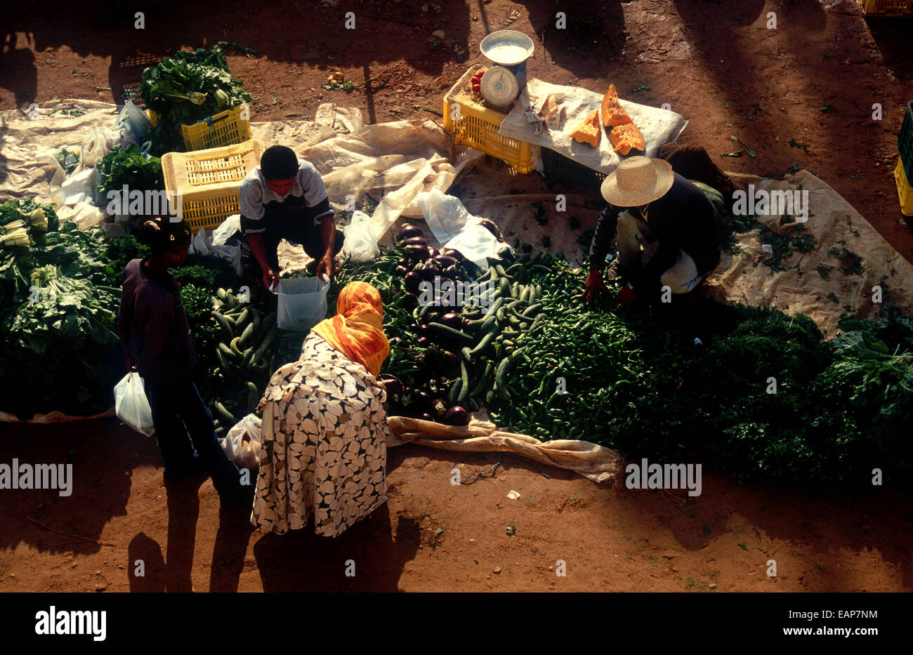 Ortaggi per la vendita in un mercato di strada in Tunisia Foto Stock