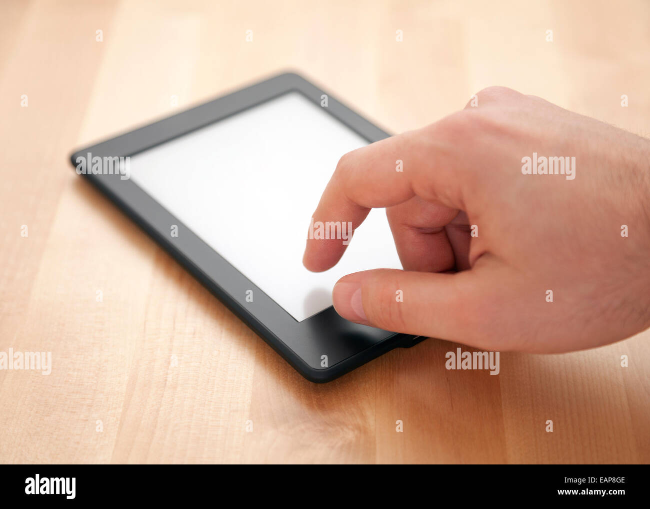 Tablet PC o lettore di e-book su uno sfondo di legno Foto Stock