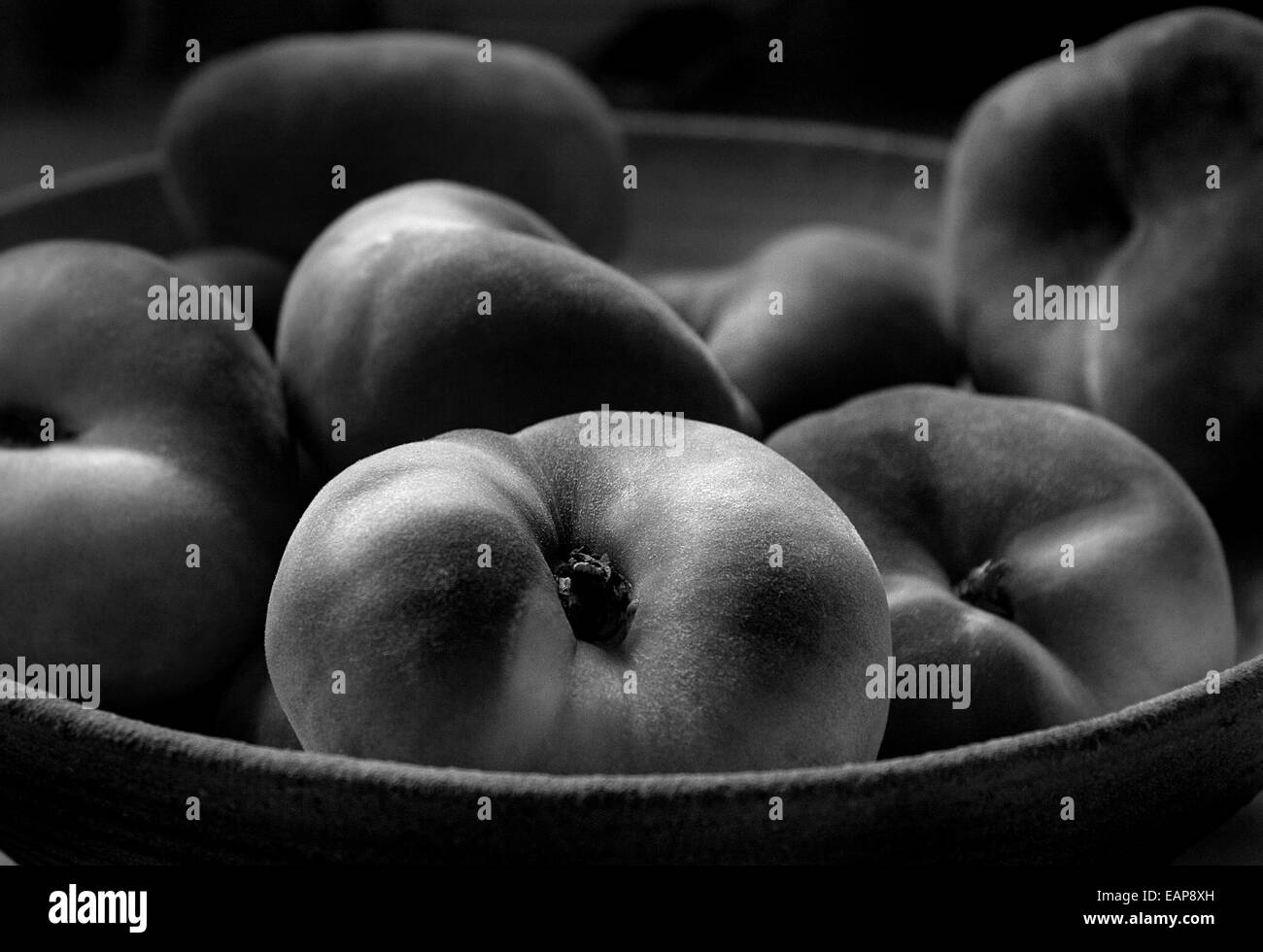 Le pesche in una ciotola, in bianco e nero Foto Stock