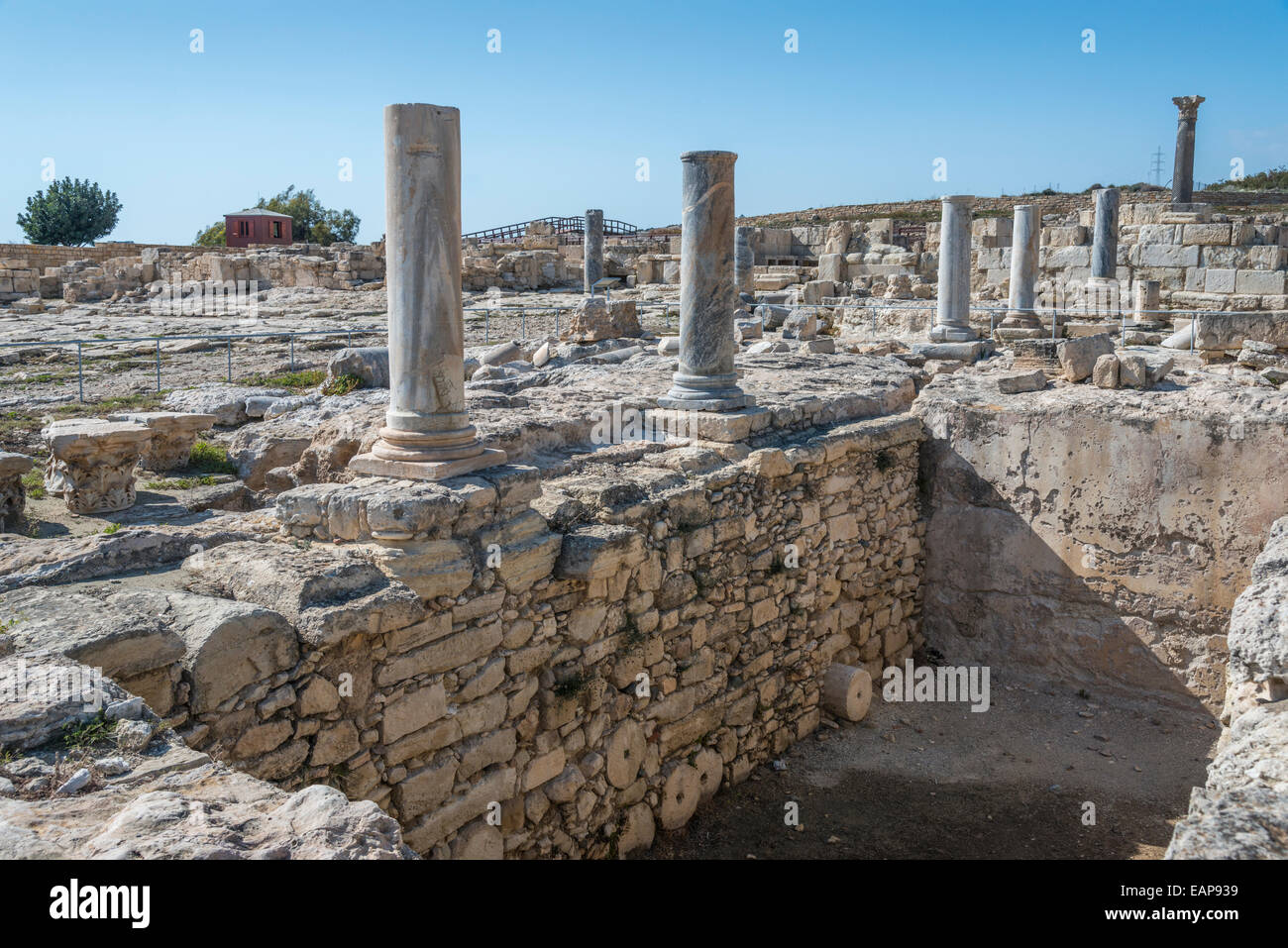 Le antiche rovine romane consistente dell'Agorà, Stoa e il ninfeo romano a Kourion Cipro. Foto Stock