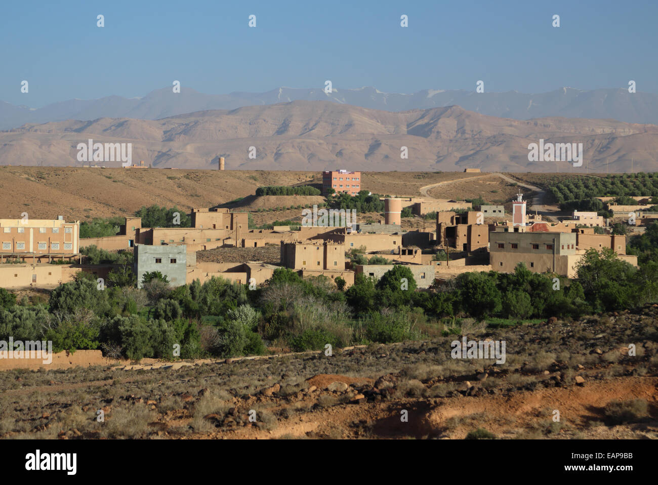 Ait avrete il villaggio nei pressi di Kalaat M'Gouna nella valle di Dades in Marocco, con il Mgoun gamma montagne in distanza Foto Stock