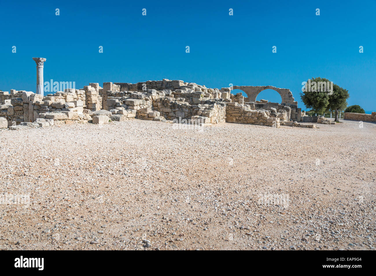 Antiche rovine di Kourion a Cipro, comprese le colonne romane e una basilica paleocristiana. Foto Stock