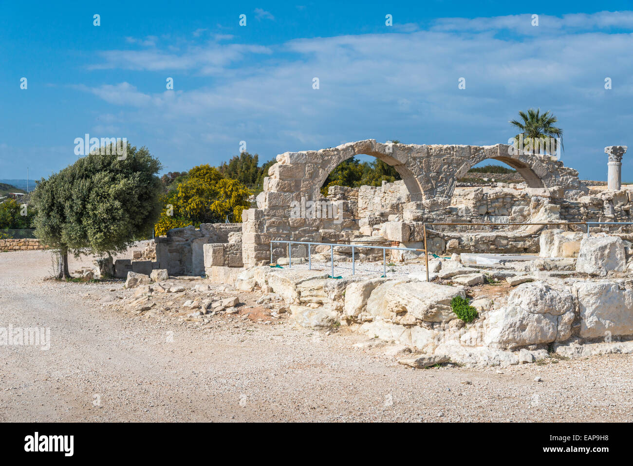 Antiche rovine di Kourion a Cipro, comprese le colonne romane e una basilica paleocristiana. Foto Stock