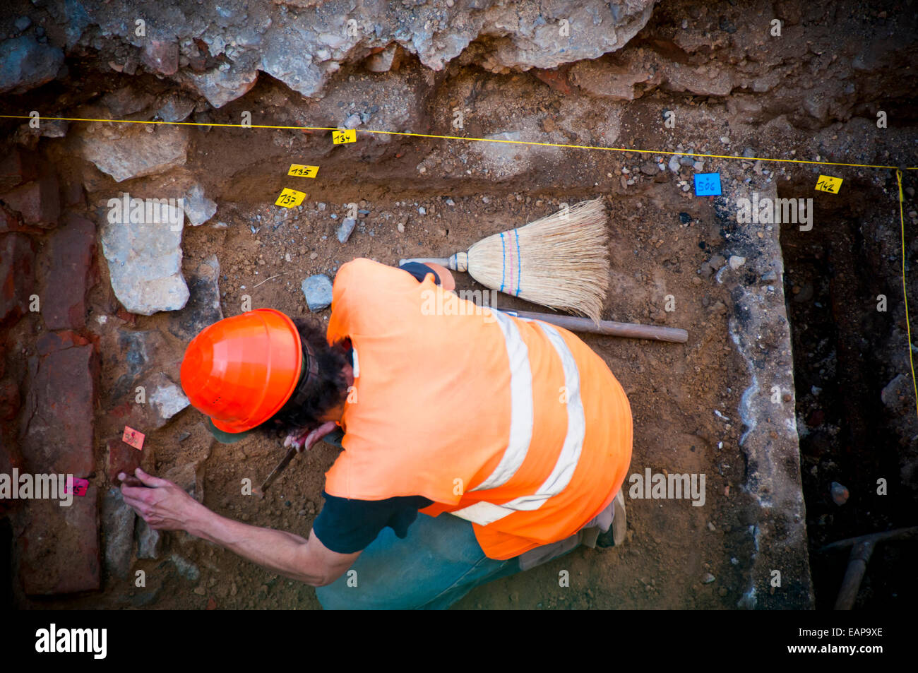 Archeologo al lavoro, vista dall'alto Foto Stock