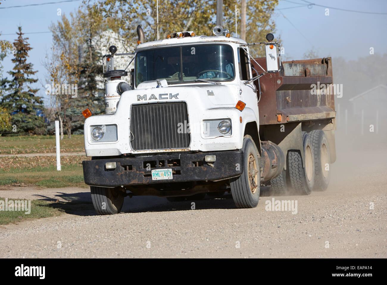 Mack marcia carrello giù ruvido non asfaltata strada rurale nella comunità agricole Saskatchewan Canada Foto Stock