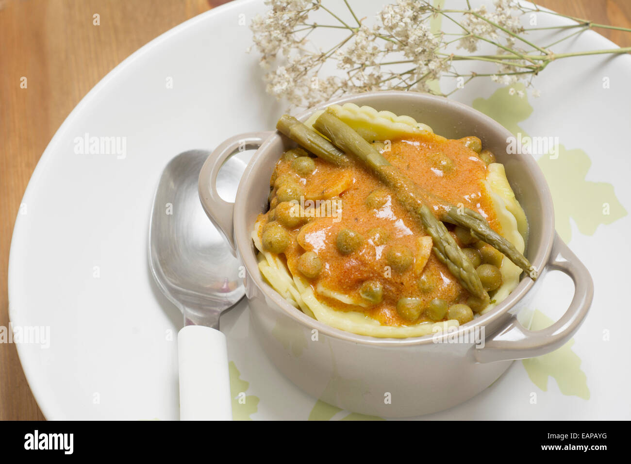 Casseruola, Italian pasta farcita con asparagi di pomodori e piselli su sfondo di legno Foto Stock