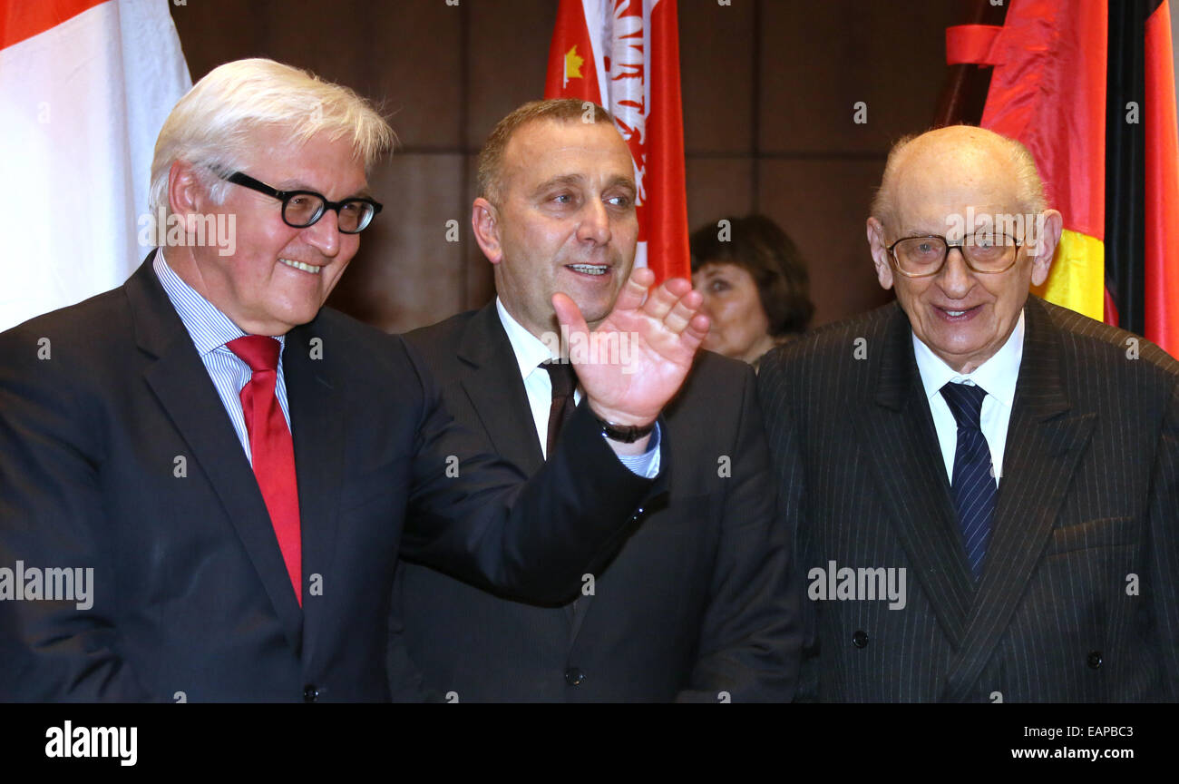 Berlino, Germania. Xix Nov, 2014. Il Ministro degli esteri tedesco Frank-Walter Steinmeier (L-R), Ministro degli affari esteri polacco Grzegorz Schetyna ed ex Ministro degli esteri polacco Bartoszewski arrivare al XVII German-Polish Forum di Berlino, Germania, 19 novembre 2014. Attualità internazionale e tematiche bilaterali verrà discusso alla conferenza di due giorni. Foto: STEPHANIE PILICK/dpa/Alamy Live News Foto Stock