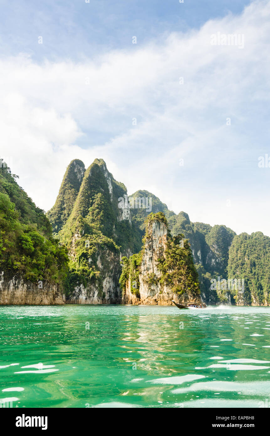 Isola di viaggio e il verde del lago alla diga di Ratchaprapha in Khao Sok National Park, Surat Thani Provincia, Thailandia ( Guilin della Thailandia Foto Stock