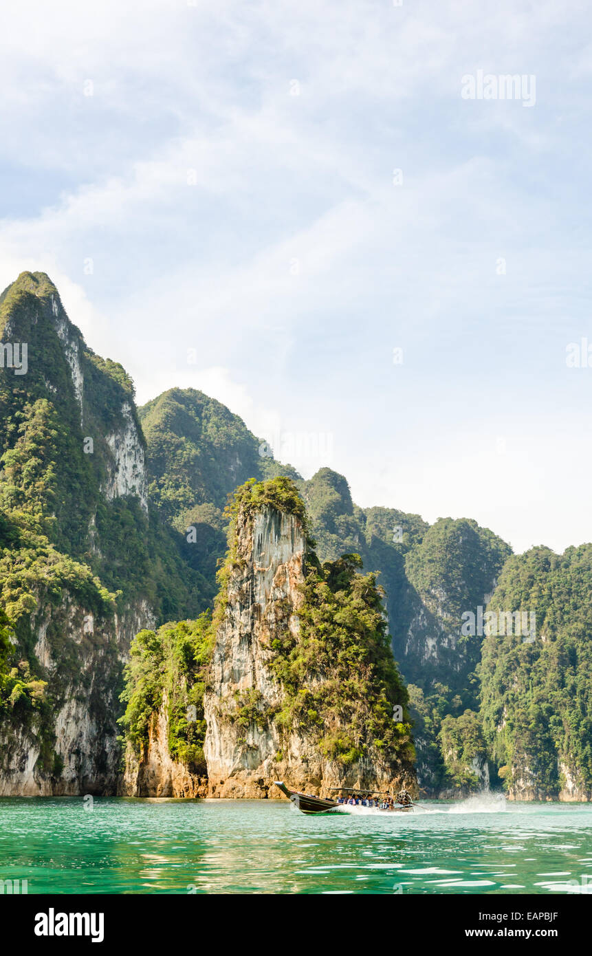 Isola di viaggio e il verde del lago alla diga di Ratchaprapha in Khao Sok National Park, Surat Thani Provincia, Thailandia ( Guilin della Thailandia Foto Stock