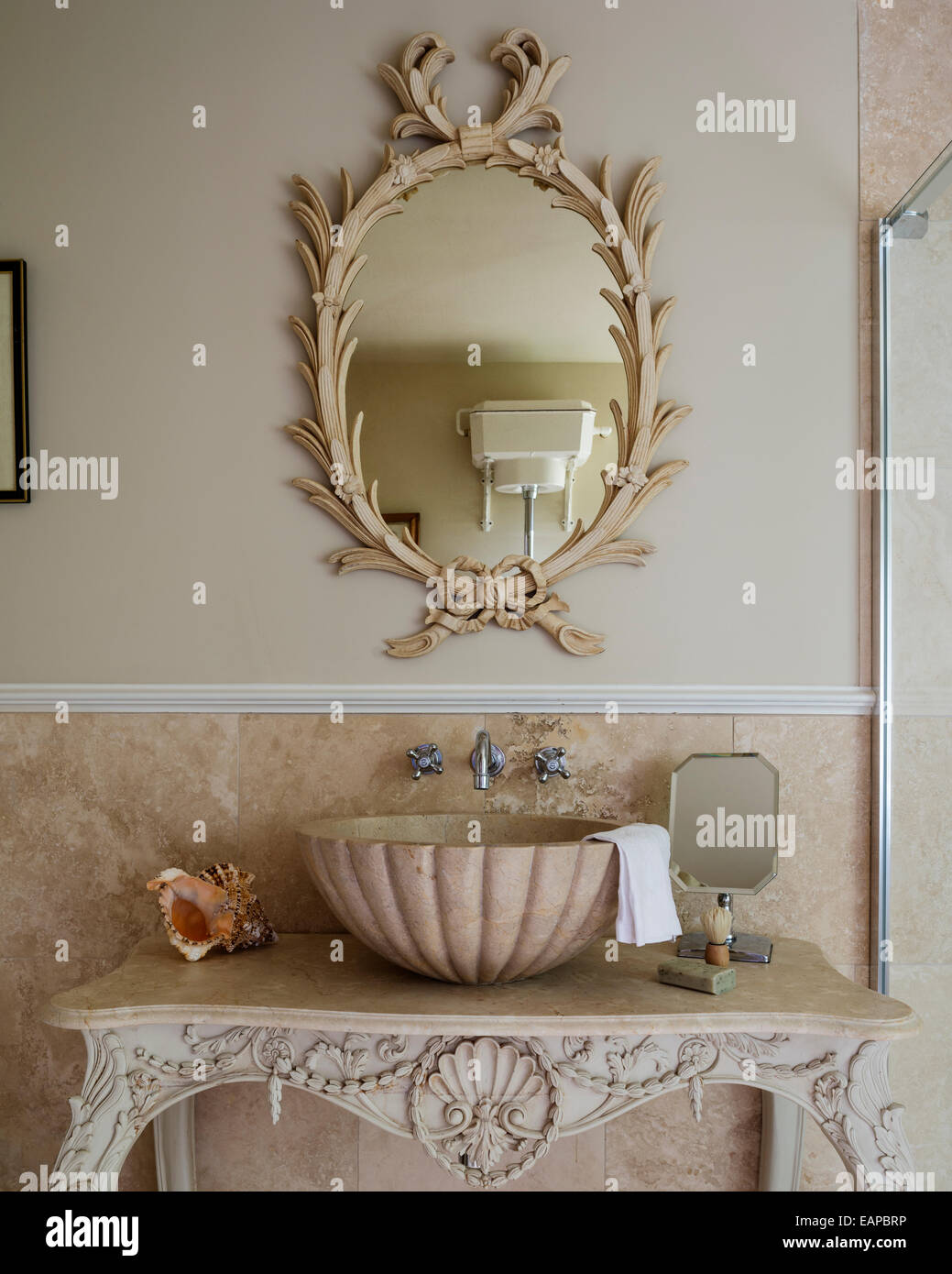 Un scolpito a mano su misura di Grand-tour shell design lavabo su riccamente intagliato nella tabella. Foto Stock