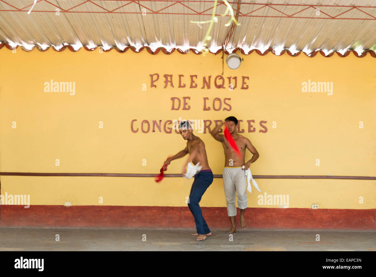 TRINIDAD, CUBA - 8 Maggio 2014: due giovani dance in Palenque de los Congos Reales, nel centro storico di Trinidad, è un c Foto Stock