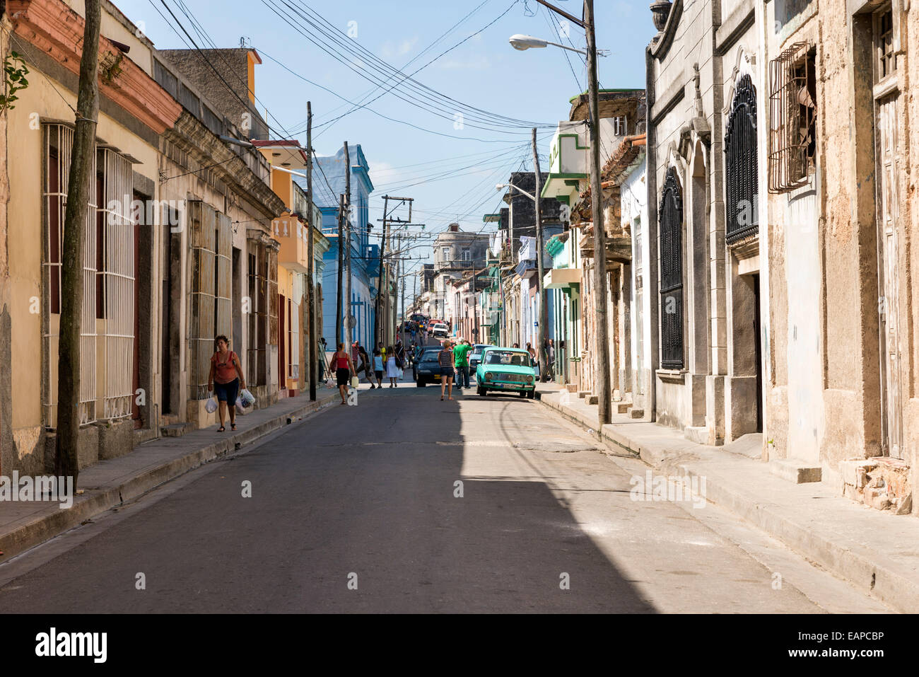 MATANZAS, CUBA - 10 Maggio 2014: la gente in una trafficata strada del centro della città di Matanzas, Cuba Foto Stock
