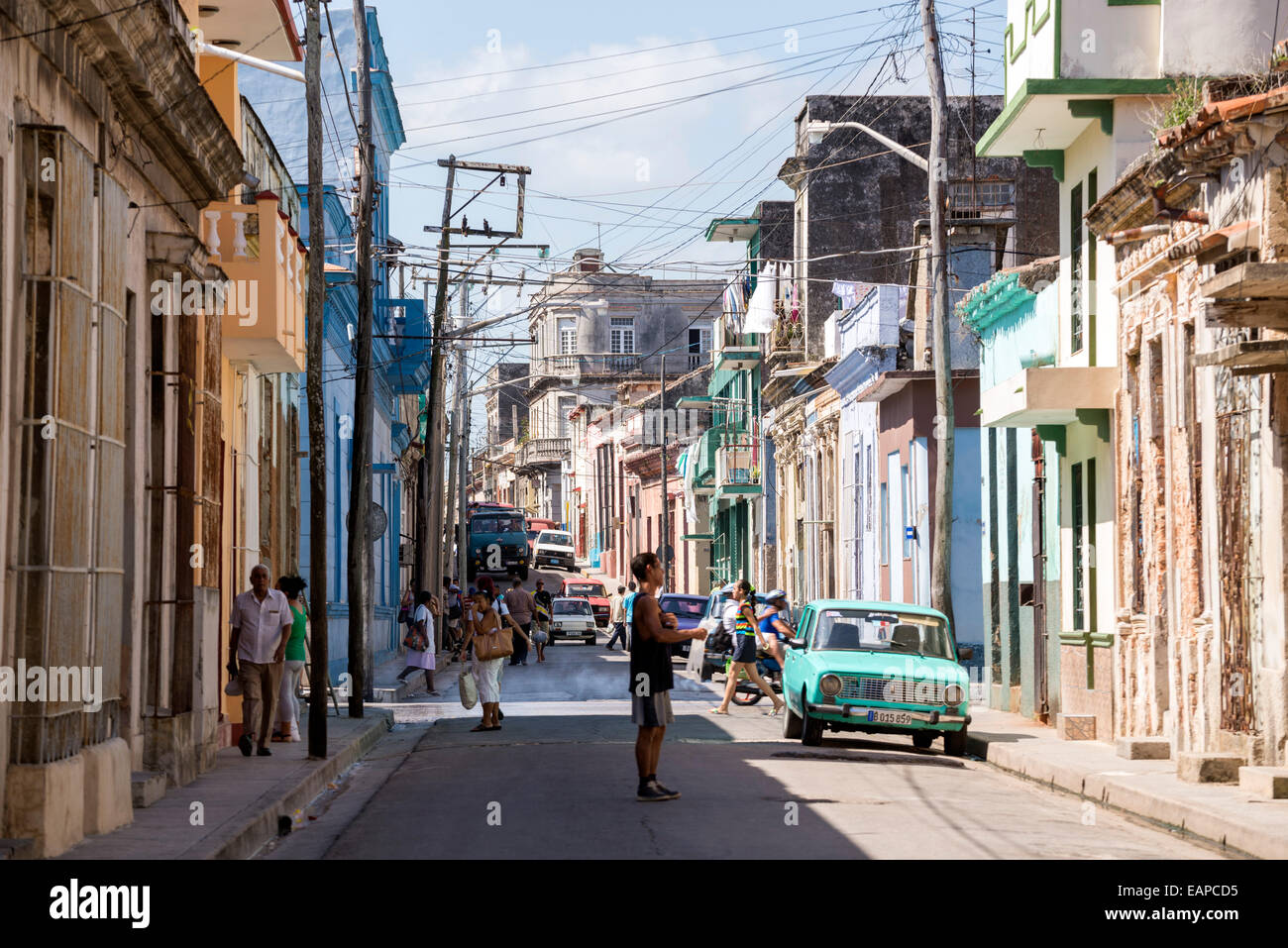 MATANZAS, CUBA - 10 Maggio 2014: la gente in una trafficata strada del centro della città di Matanzas, Cuba Foto Stock