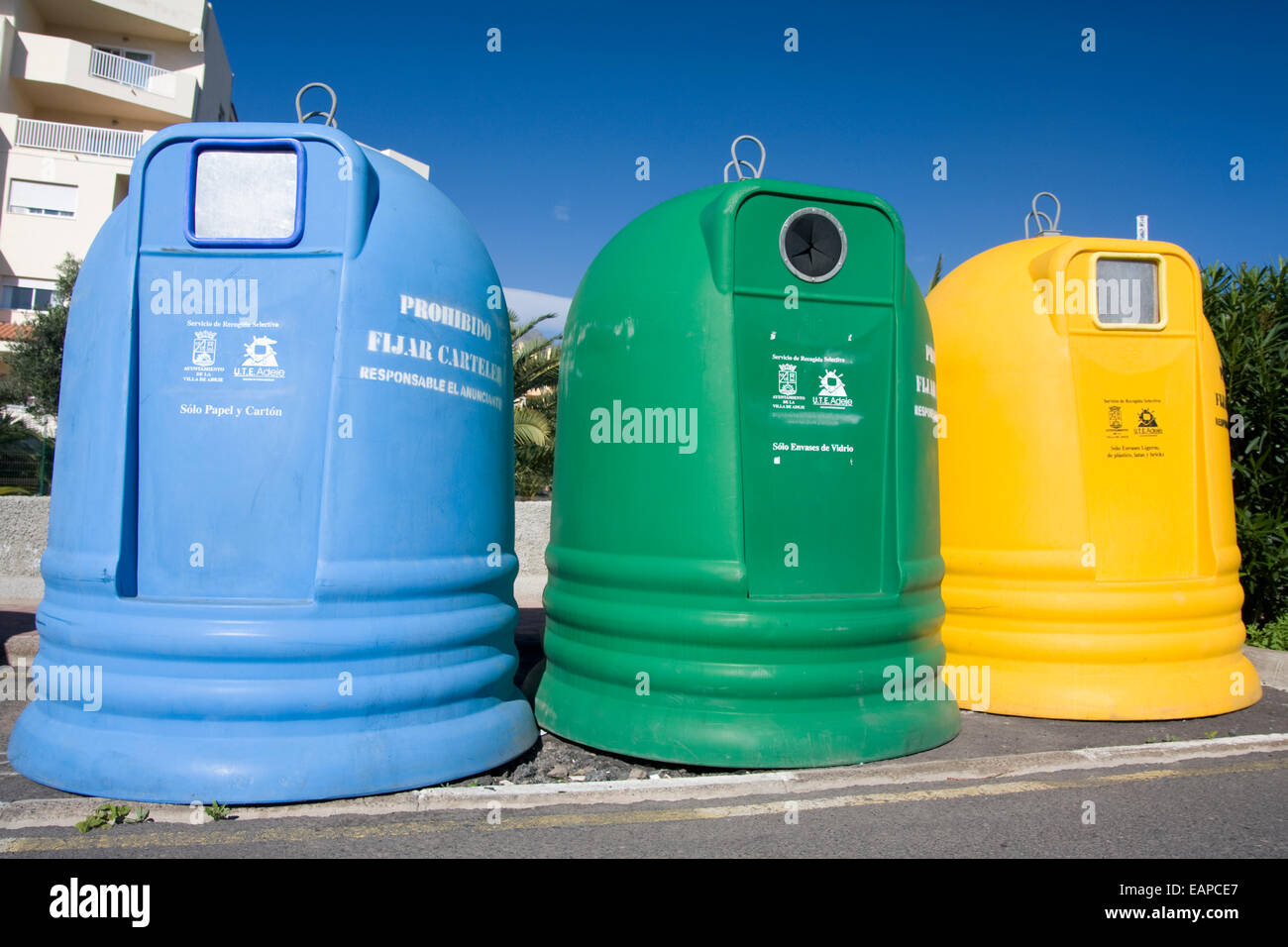 Gli scomparti di riciclaggio la separazione dei rifiuti domestici in vetro, carta e generale, Tenerife, Spagna Foto Stock