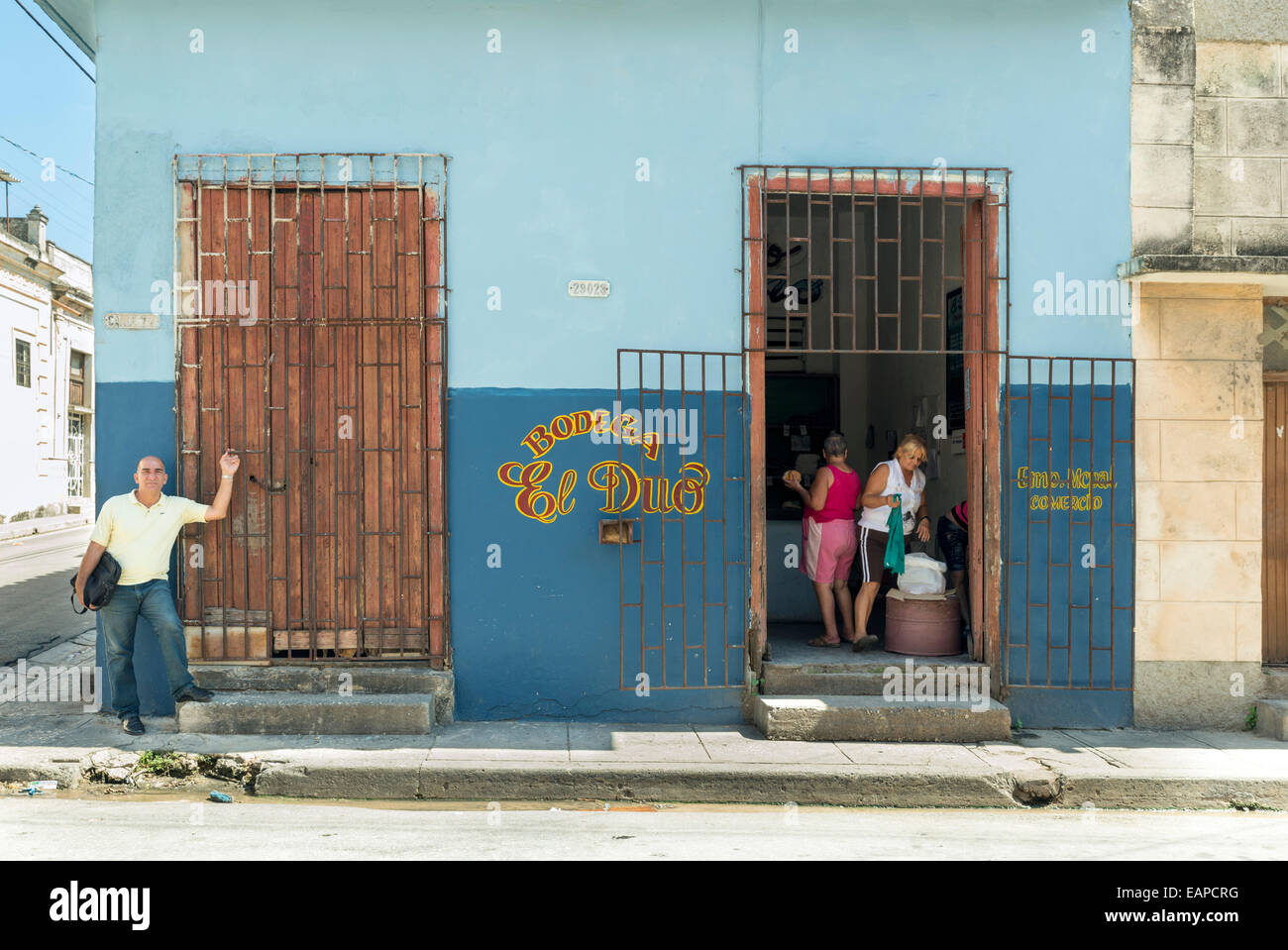 MATANZAS, CUBA - 10 Maggio 2014: Alcune persone alla porta di un magazzino tipica su una strada del centro Foto Stock