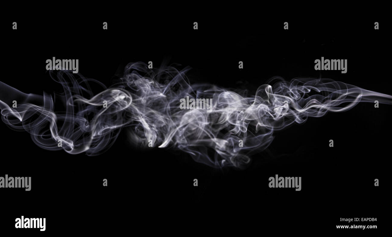 Fumo puro isolato su sfondo nero Foto Stock