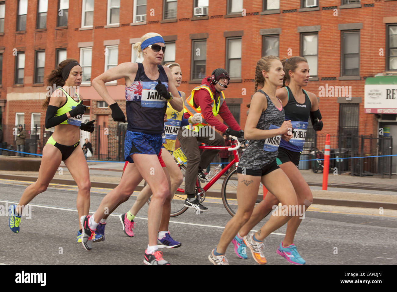 2014 NY City Marathon: Femmina front runners crociera lungo 4 Ave. in Brooklyn. Foto Stock