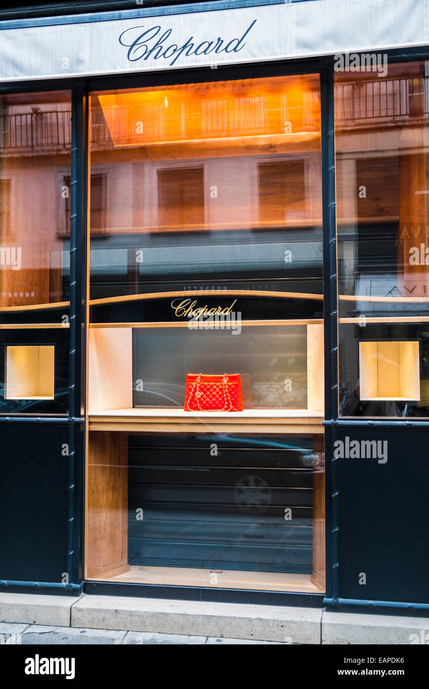 Portamonete rosso nella vetrina del negozio di accessori di lusso e guardare maker chopard a Place Vendome, Parigi, Ile de france, Francia Foto Stock
