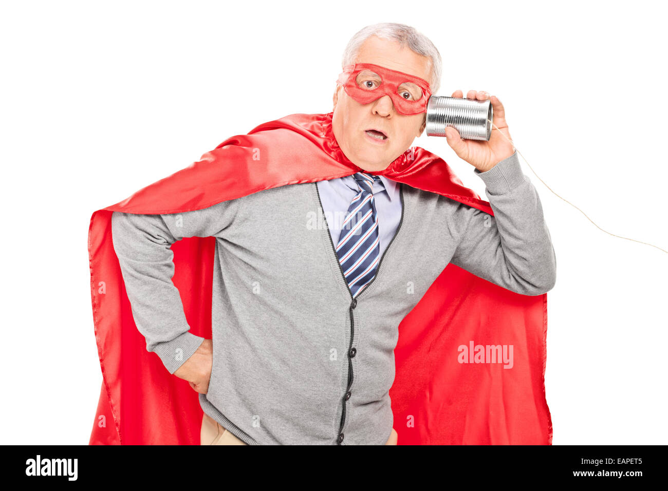 Scioccato supereroe senior con un barattolo di latta telefono isolato su sfondo bianco Foto Stock