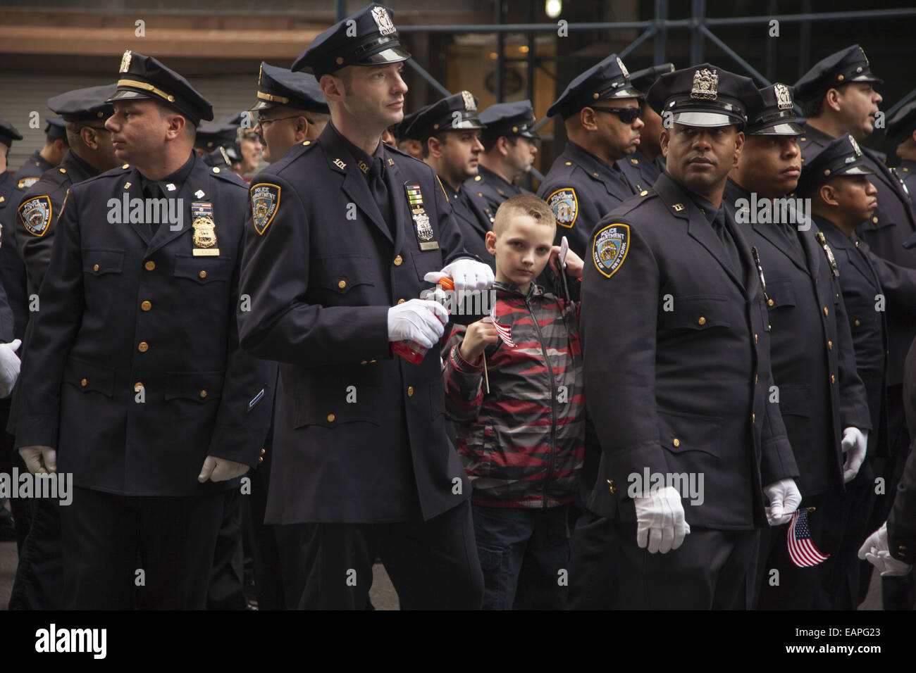Veterani parata del giorno, Quinta Avenue di New York City. La città di New York gli ufficiali di polizia a marzo per la parata. Foto Stock