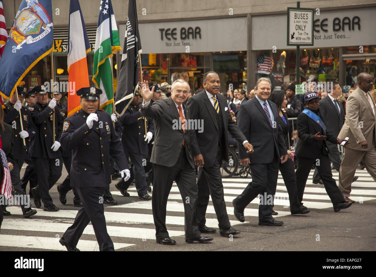 Veterani parata del giorno, Quinta Avenue di New York City. Signor Commissario NYPD Bill Bratton conduce contingente di polizia presso la parata Foto Stock
