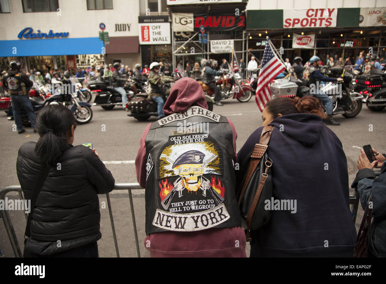 Veterani parata del giorno, Quinta Avenue di New York City. Veterinario Militare orologi come motociclista veterinari di passaggio. Foto Stock