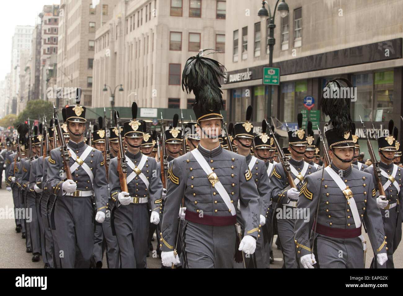 Veterani parata del giorno, Quinta Avenue di New York City. West Point Noi Accademia militare gli studenti a marzo per la parata. Foto Stock