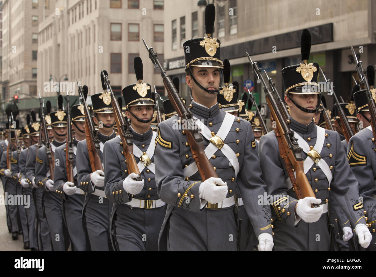 Veterani parata del giorno, Quinta Avenue di New York City. West Point Noi Accademia militare gli studenti a marzo per la parata. Foto Stock