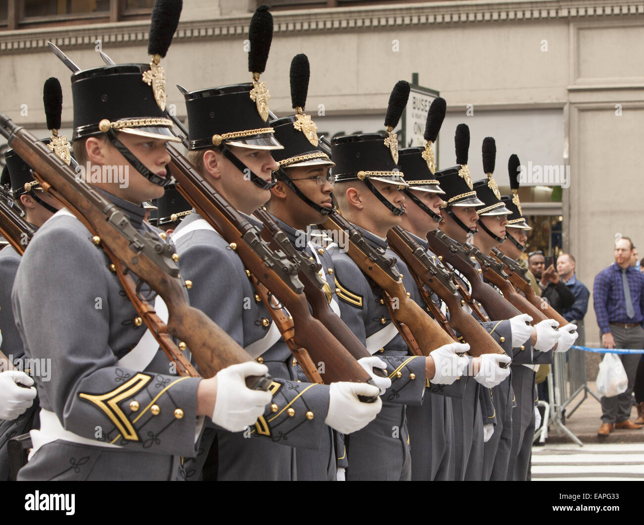 Veterani parata del giorno, Quinta Avenue di New York City. West Point Noi Accademia militare gli studenti a marzo per la parata. Foto Stock