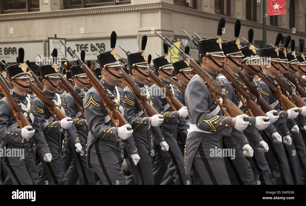Veterani parata del giorno, Quinta Avenue di New York City. West Point Noi Accademia militare gli studenti a marzo per la parata. Foto Stock