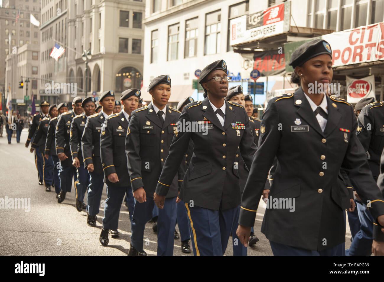 Veterani parata del giorno, Quinta Avenue di New York City. ROTC ufficiali e soldati marzo in parata. Foto Stock