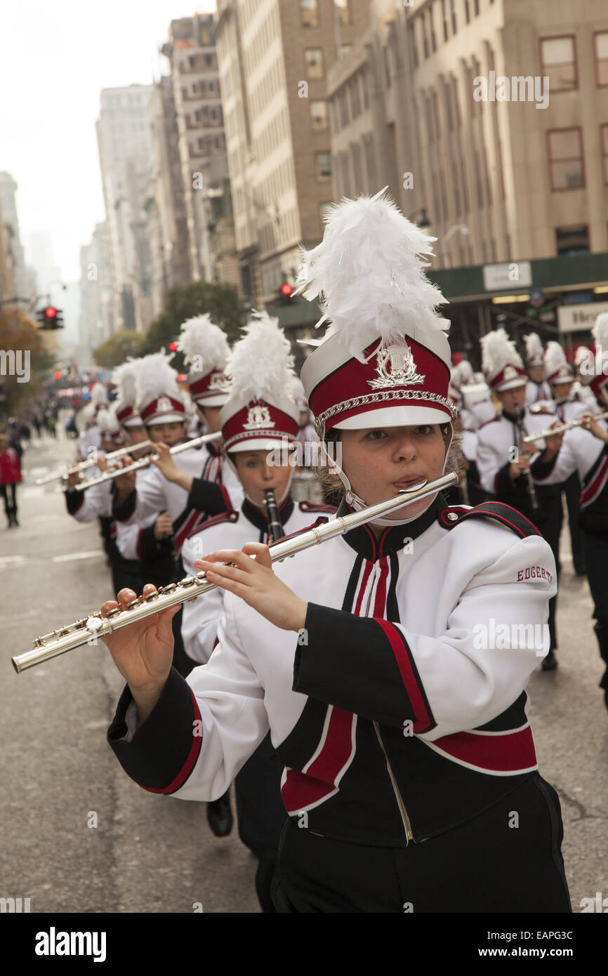 High school marching band marche fino 5° Ave. a veterani del giorno sfilata in NYC. Foto Stock