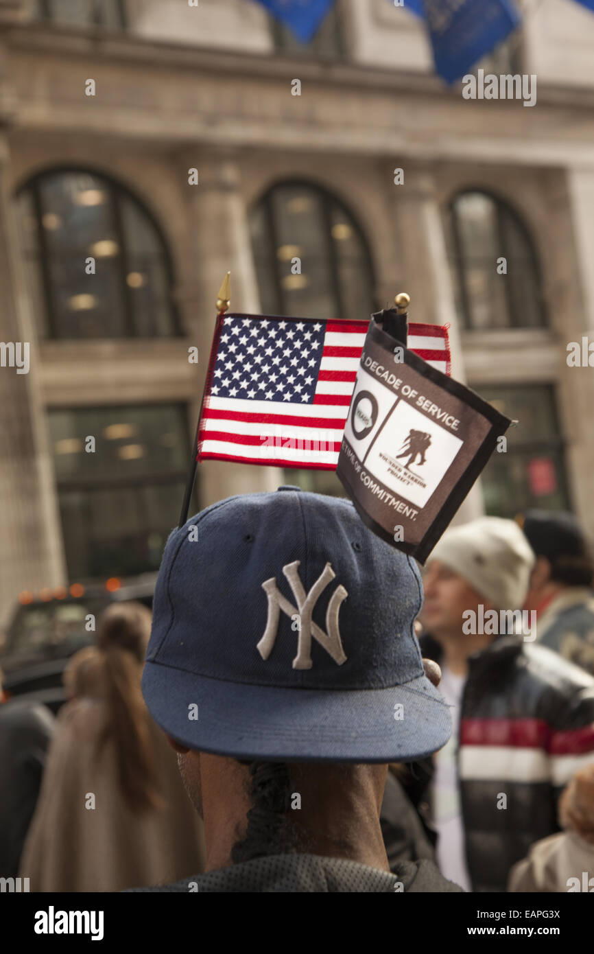 Veterani parata del giorno, Quinta Avenue di New York City. VET spettatore in parata. Foto Stock