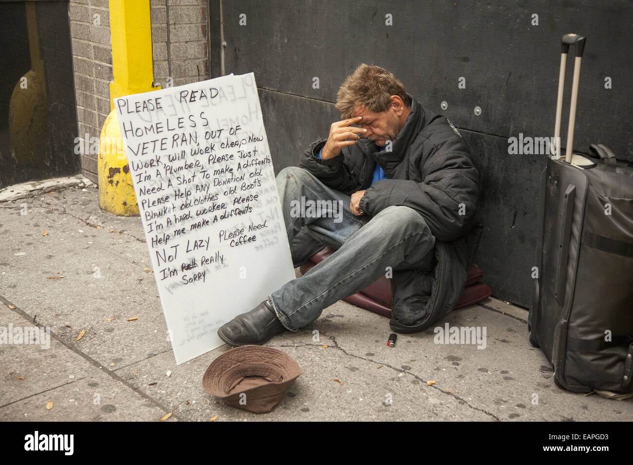 Senzatetto veterano dell esercito verso il basso e fuori sulla strada a Manhattan, New York City. Foto Stock