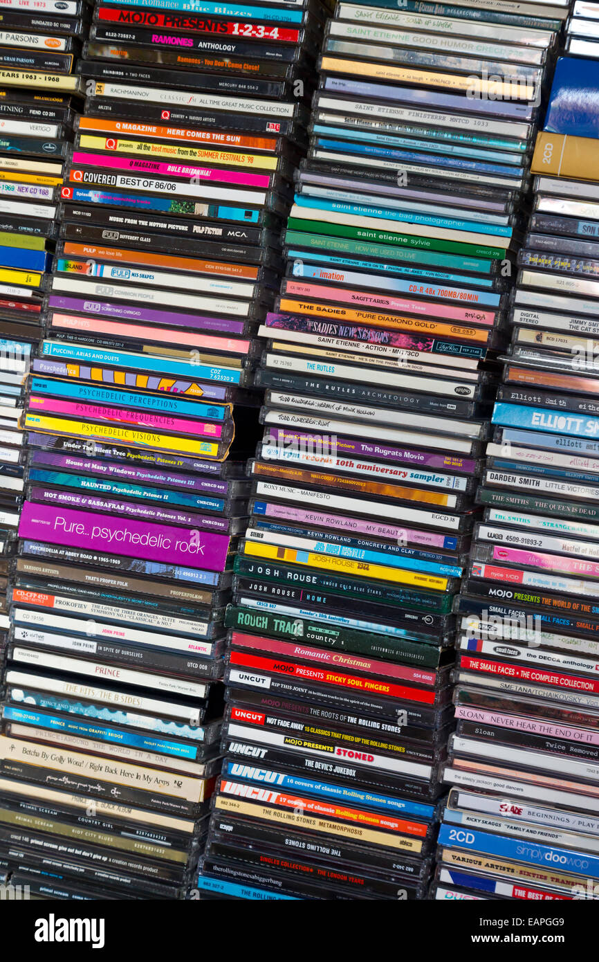 Grande raccolta di cd musicali impilati in ordine alfabetico Foto Stock
