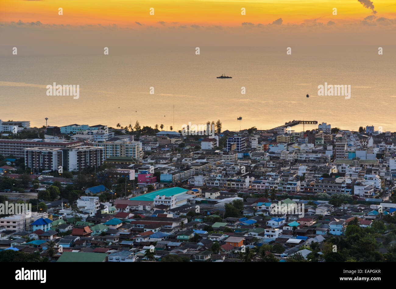 Elevato angolo di visione Hua Hin city all alba del bellissimo scenario città mare in Prachuap Khiri Khan provincia della Thailandia. Foto Stock