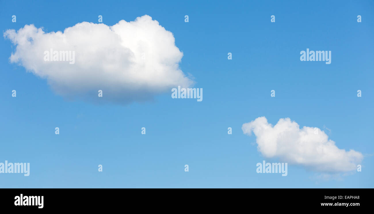 Due nuvole bianche su cielo blu , Finlandia Foto Stock