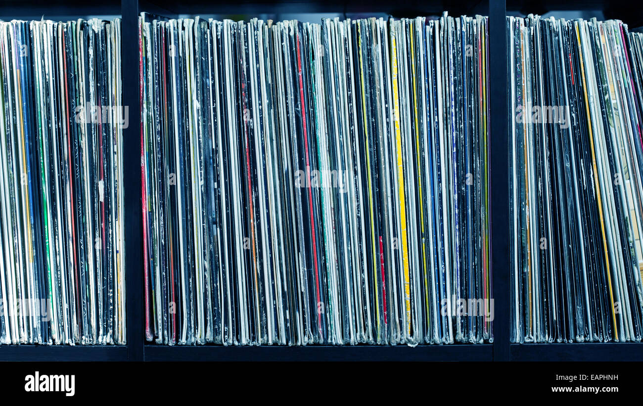 Pila di vecchi dischi in vinile. tonalità blu Foto Stock